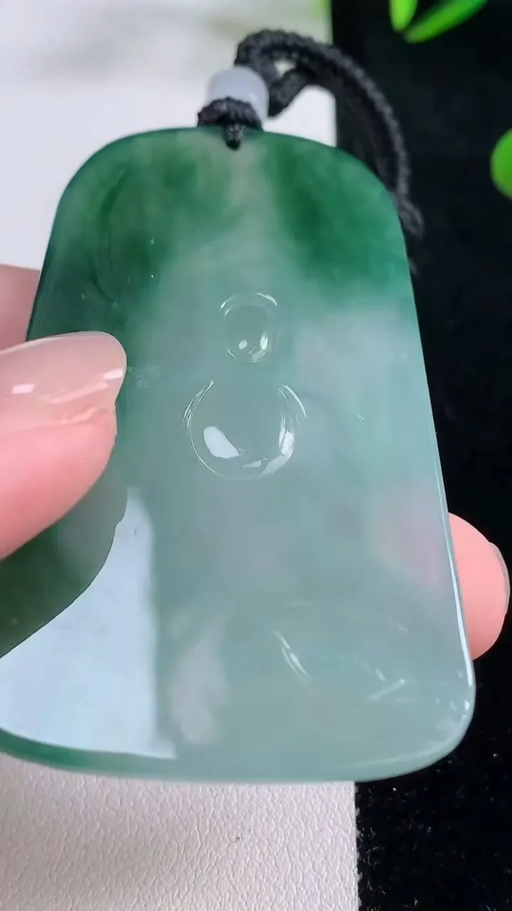 天然A货翡翠阿弥陀佛吊坠，尺寸64-37.5-4.8，重量:31.57g
11月24日