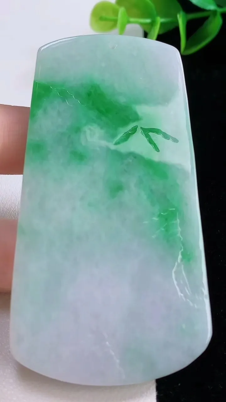 天然A货翡翠山水牌吊坠，尺寸76.7-42-5.1，重量:44.38g
11月24日