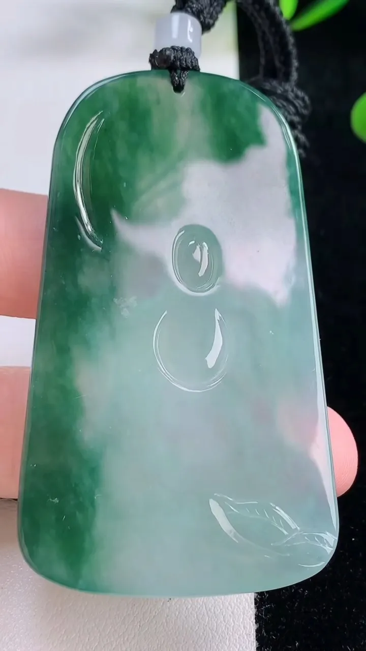 天然A货翡翠阿弥陀佛吊坠，尺寸64-37.5-4.8，重量:31.57g
11月24日