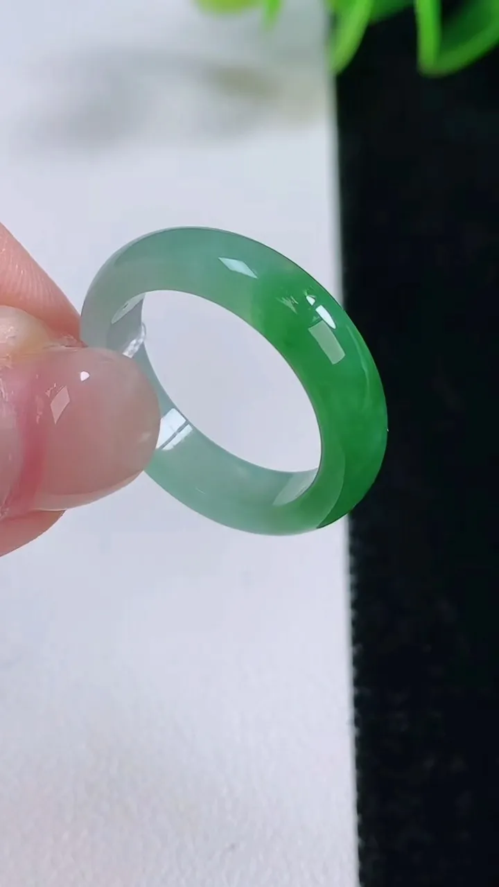 天然A货翡翠指环戒指，尺寸17.6-4.6-2.7，重量:3.14g2025年11月24日
工厂直销收藏佳品,种好水足，色泽均匀，有种有色，上手高大气！