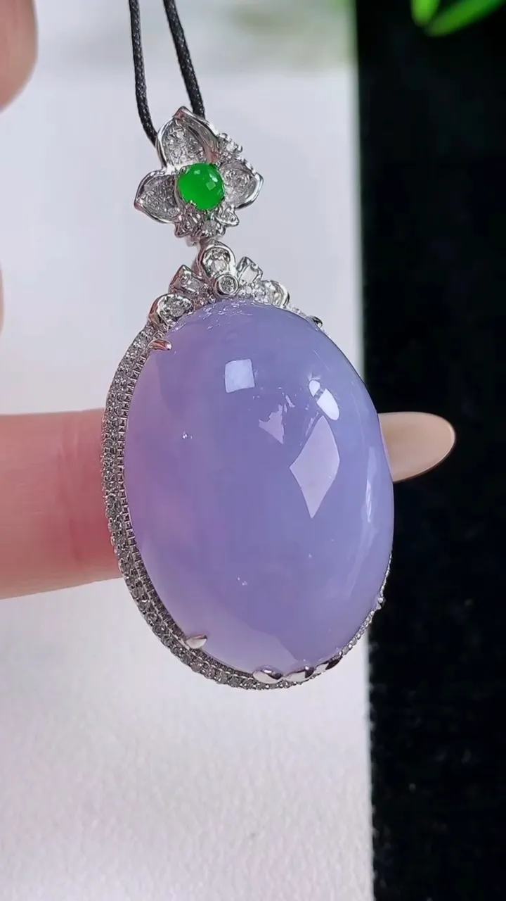 天然A货翡翠18K金紫罗兰蛋面吊坠，尺寸41.6-21.6-15.5，裸石27-19.2重量:13.46g
11月24日