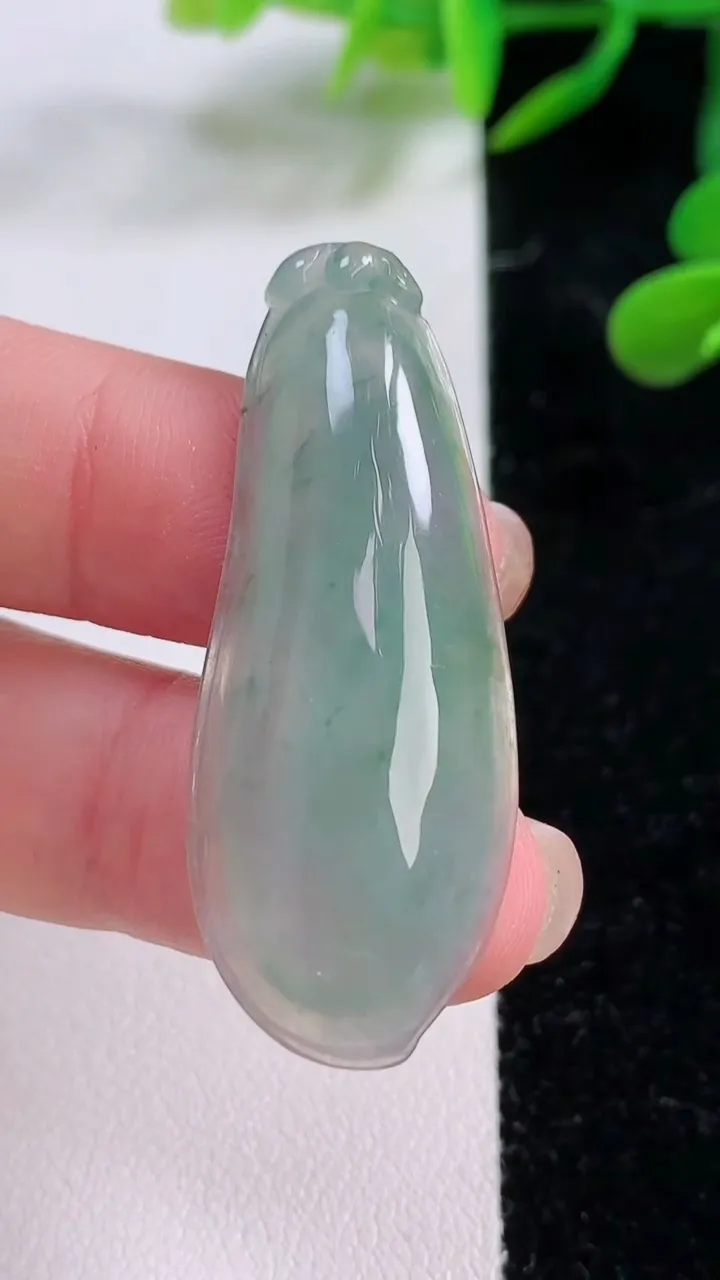 天然A货翡翠福瓜吊坠，尺寸43-17-6.3，重:6.82g
11月24日