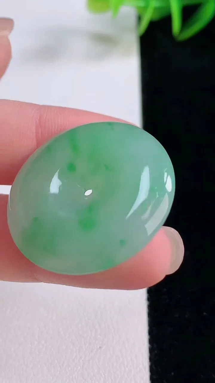 天然A货翡翠平安扣吊坠，尺寸29-5.9，重量:11.09g
11月24日