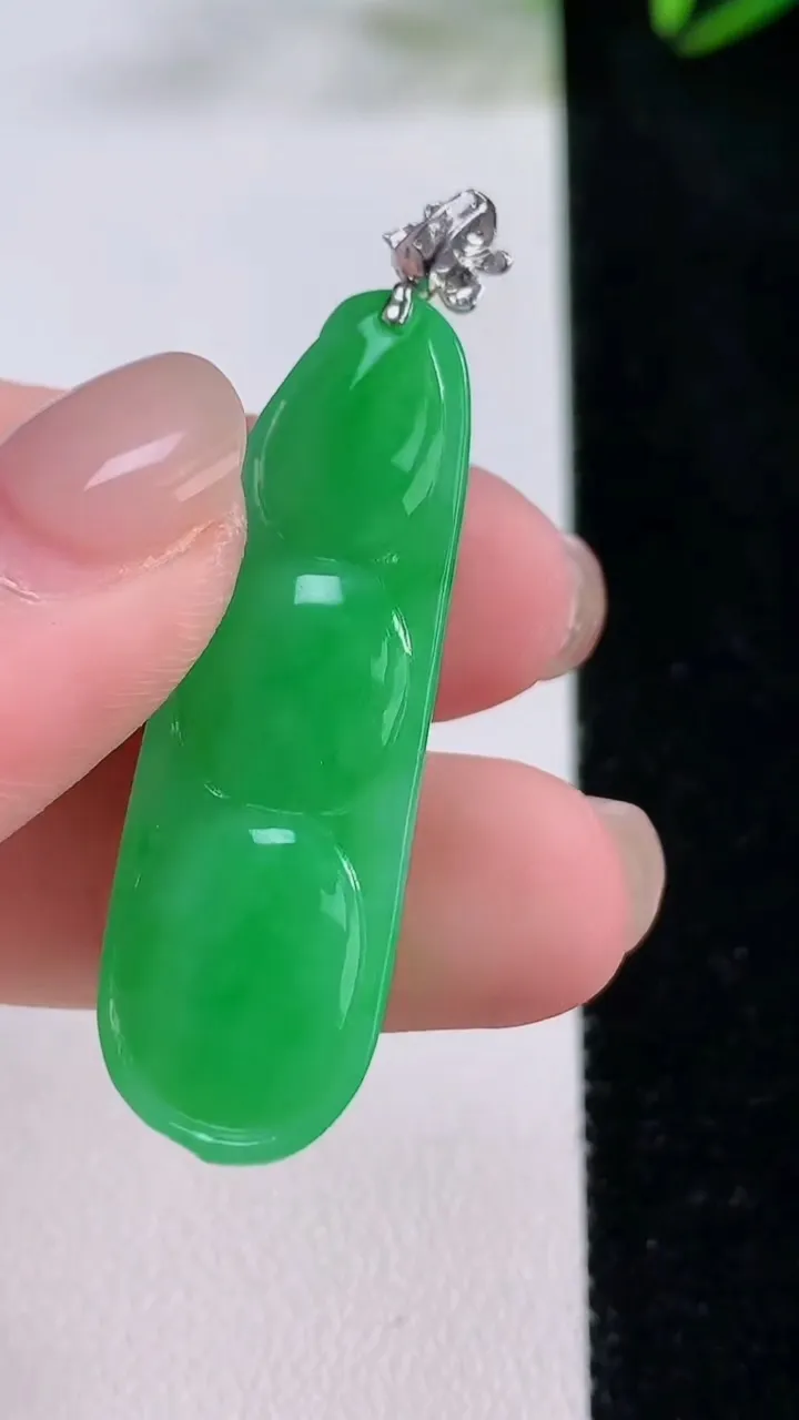 天然A货翡翠福豆吊坠，尺寸39-12.7-8.4，重量:8.18g
11月24日