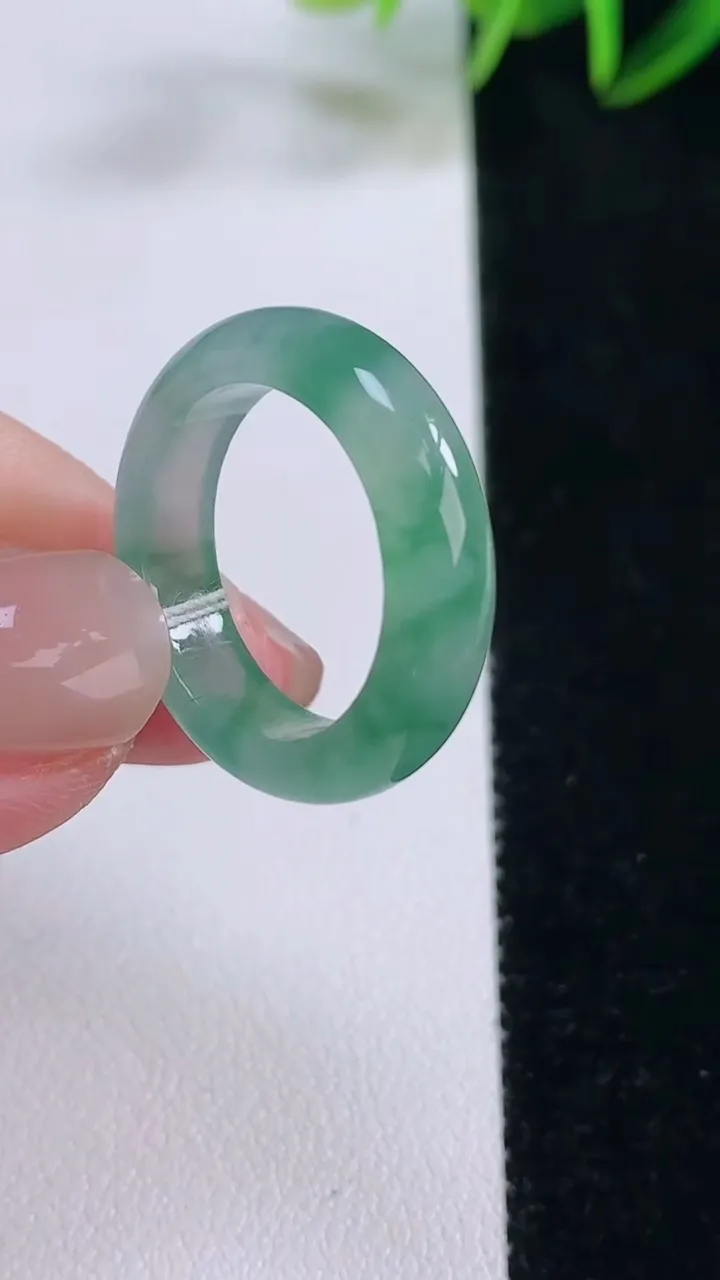 天然A货翡翠冰种飘花指环戒指，尺寸18-5.1-3，重量:4.08g2025年11月24日
工厂直销收藏佳品,种好水足，色泽均匀，有种有色，上手高大气！
