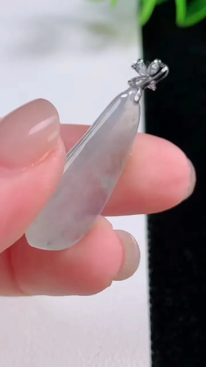 天然A货翡翠种飘花福瓜吊坠，尺寸29.7-13.2-5.3，重量:3.63g
11月24日