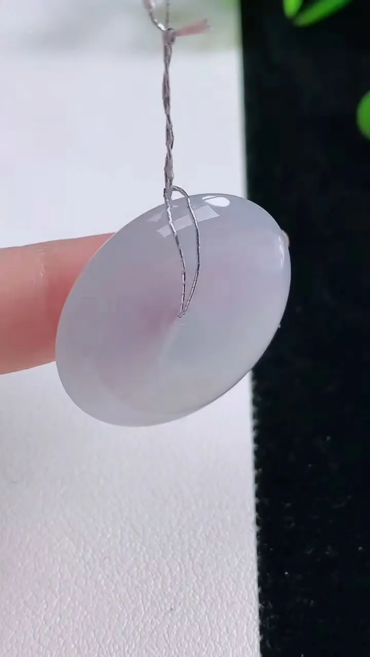 天然A货翡翠种白冰平安扣吊坠，尺寸29-6，重量:11.04g
11月24日