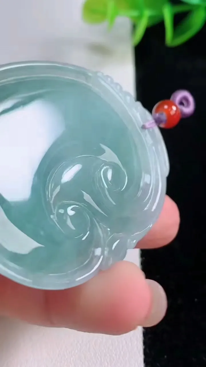 天然A货翡翠飘花如意吊坠，尺寸55-42-5.9，重量:25.11g
11月24日