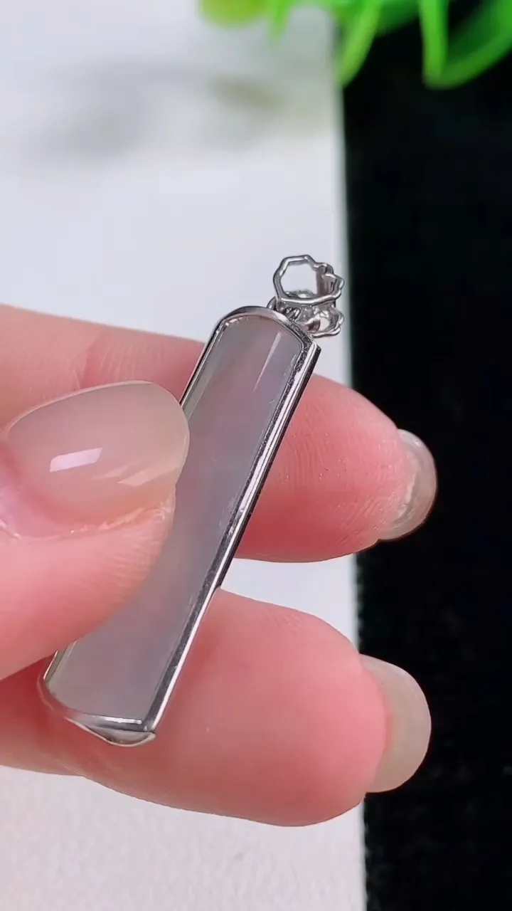 天然A货翡翠种白冰无事牌吊坠，尺寸29-9-4.8，重量:3.70g
11月24日