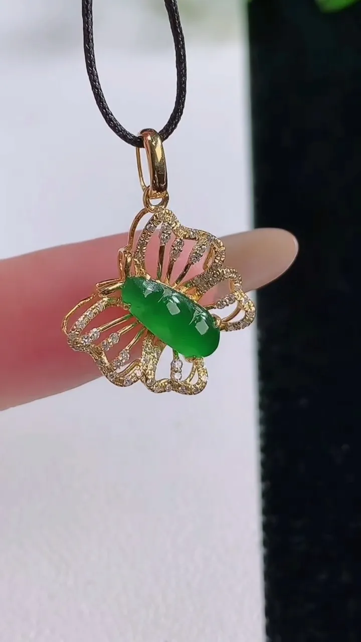 天然A货翡翠福豆吊坠，尺寸14-15.3-3.6，裸石10.8-4.2重量:1.11g
11月24日