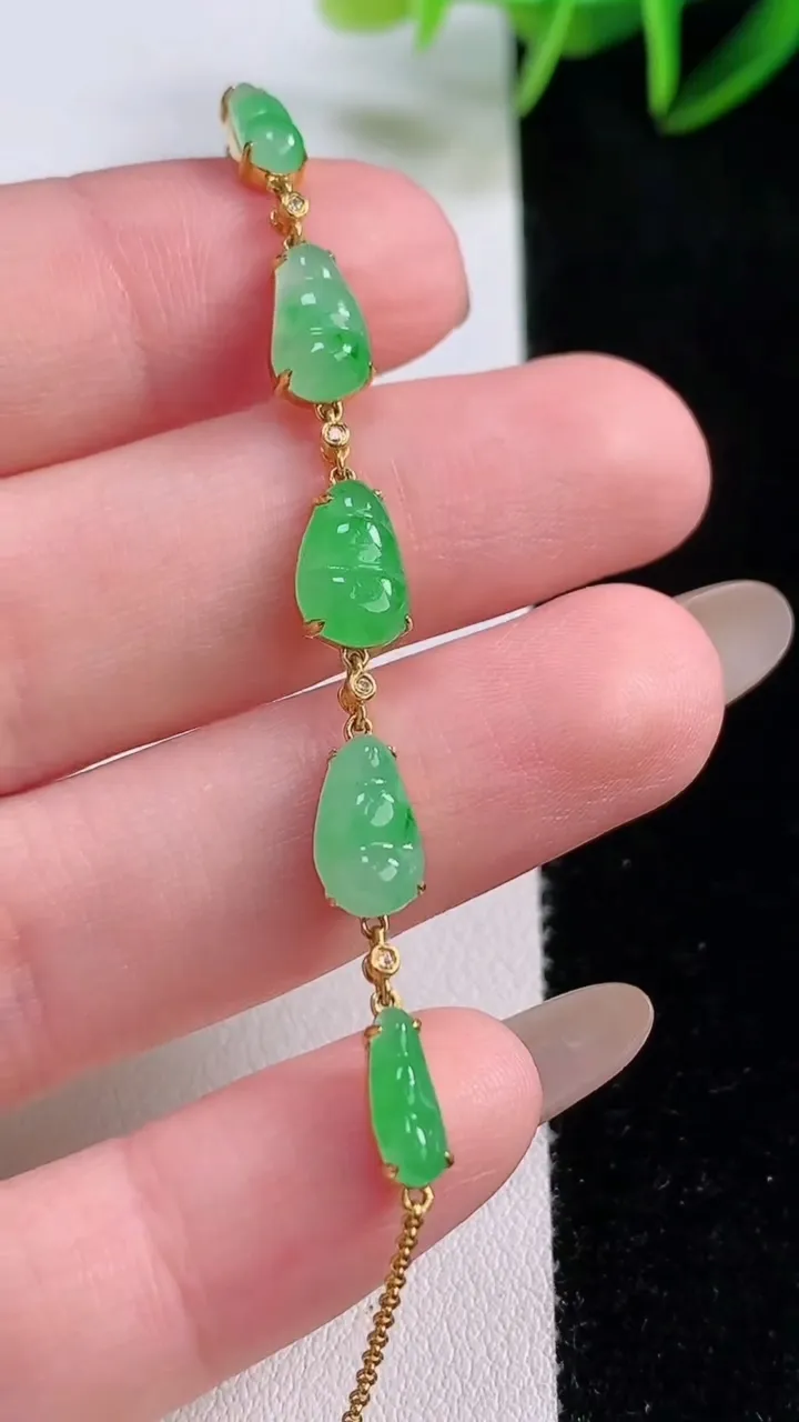 天然A货翡翠福豆手链，尺寸8.6-5.6-3.3，重量:2.80g
11月24日