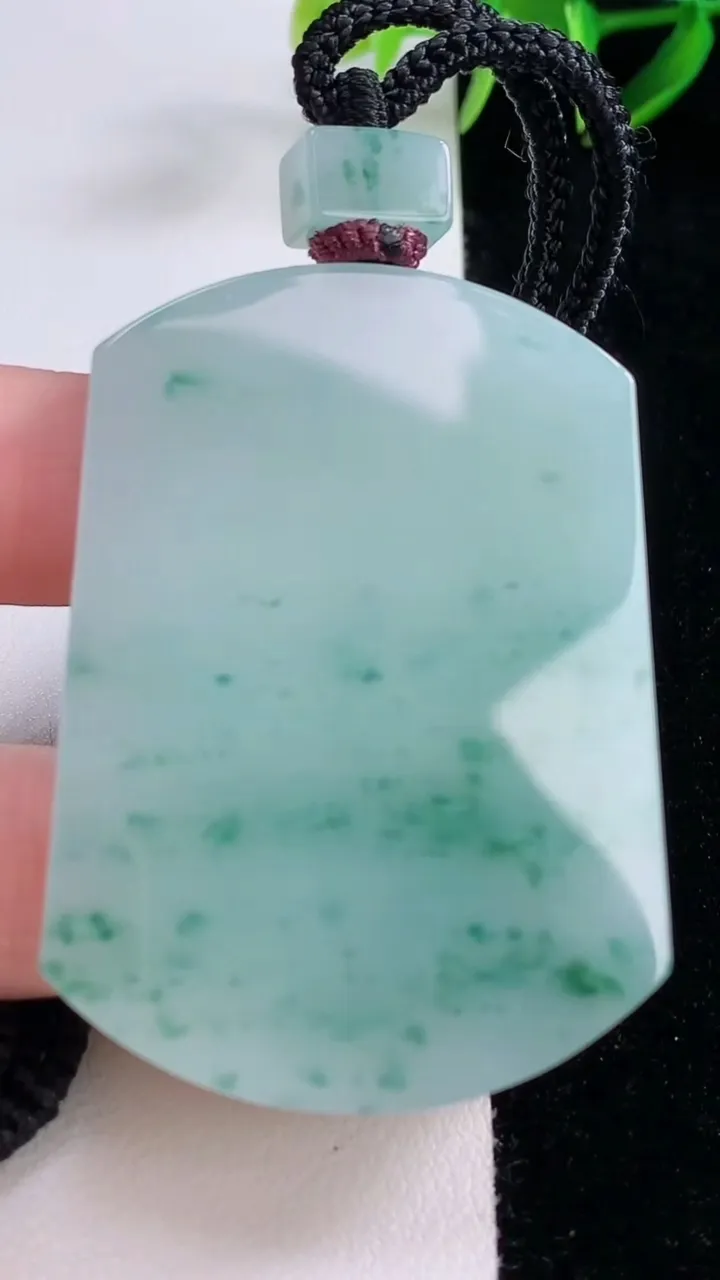 天然A货翡翠冰种飘花仿古无事牌吊坠，尺寸54-39.5-5.7，重量:40.63g
11月24日