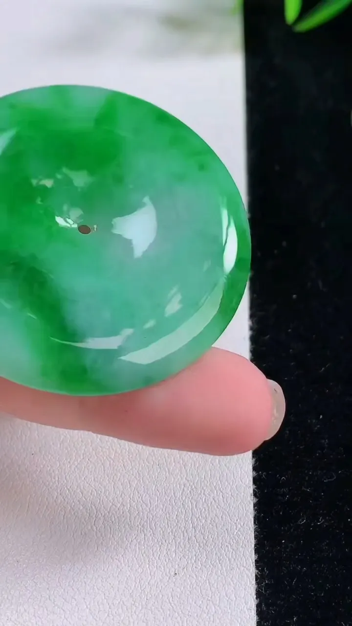 天然A货翡翠平安扣吊坠，尺寸44.5-6.2，重量:26.54g
11月24日