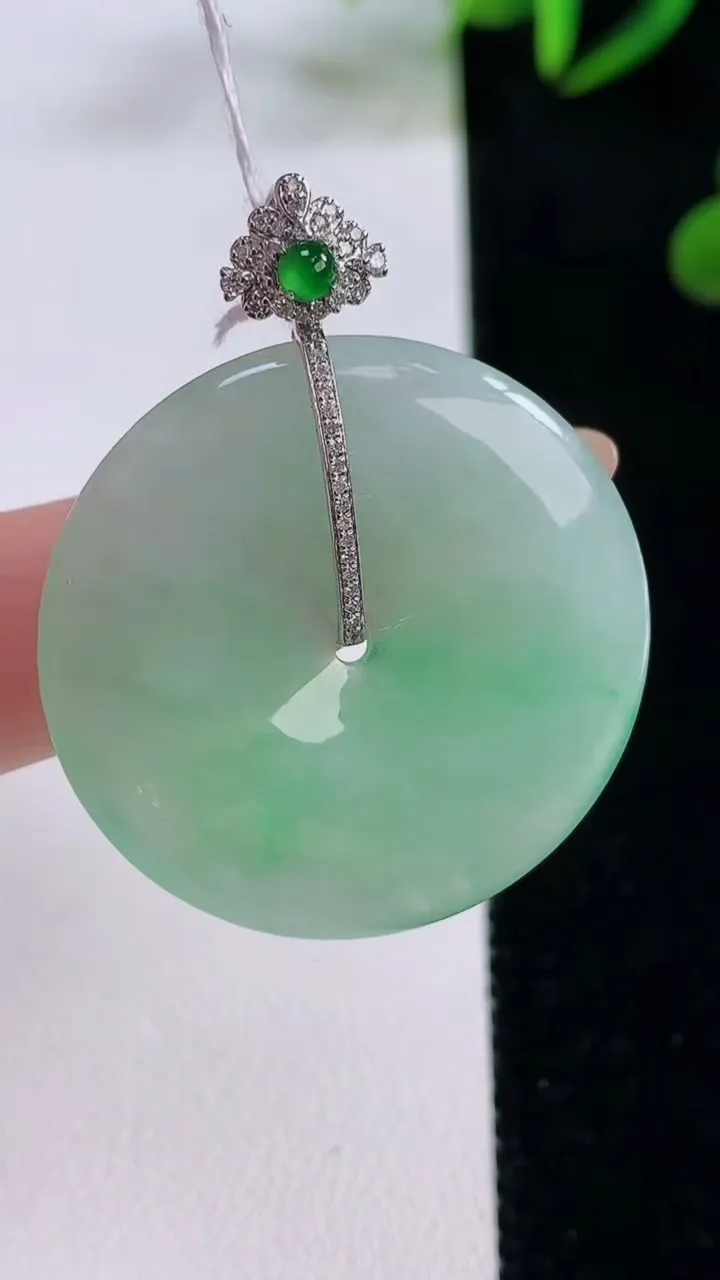 天然A货翡翠平安扣吊坠，尺寸31.7-5，重量:11.72g
11月24日