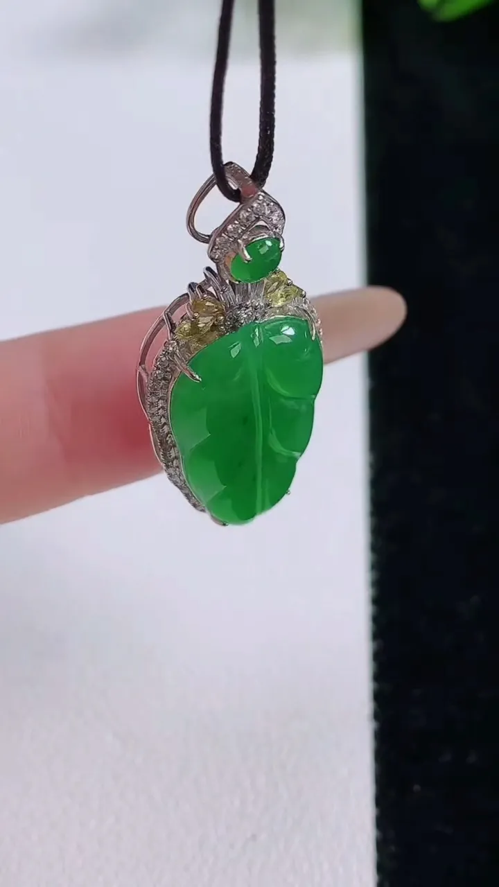 天然A货翡翠金枝玉叶 叶子吊坠，尺寸30-14-6.3，裸石19.4-11.8重量:3.37g
11月24日