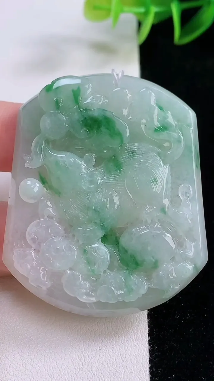 天然A货翡翠生肖鼠吊坠，尺寸53.7-45-5.7，重量:30.45g
11月24日