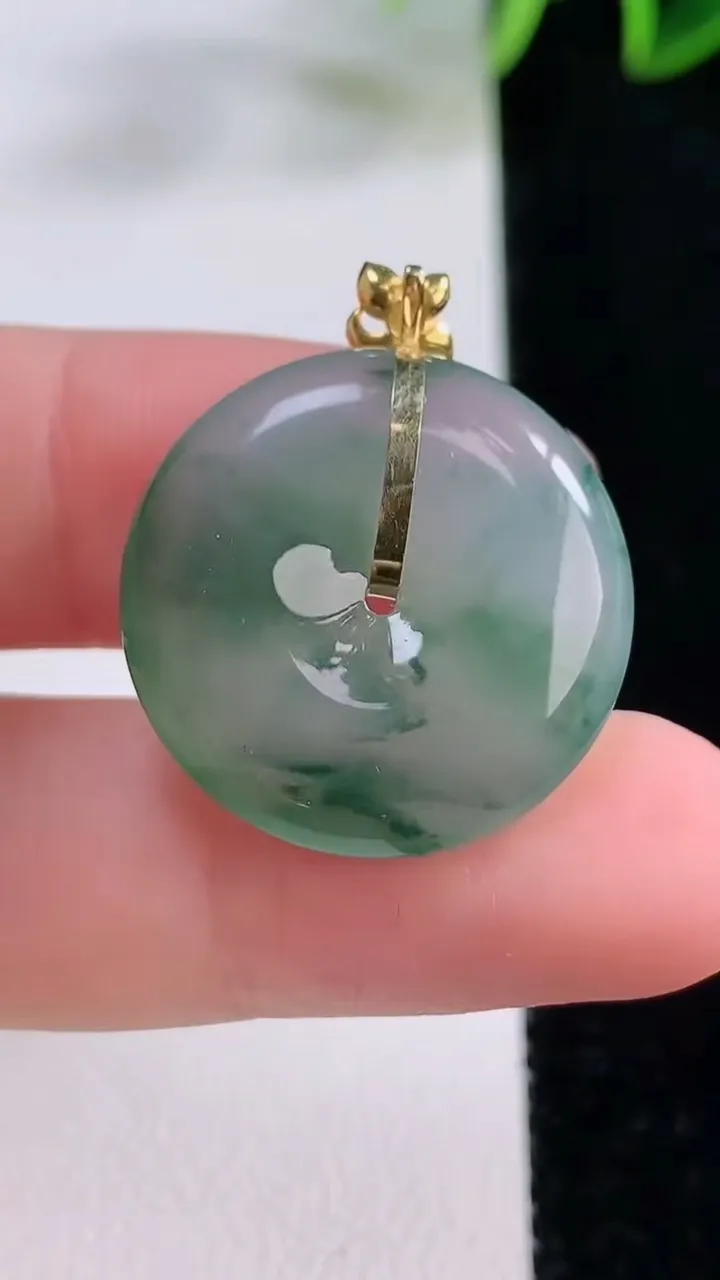 天然A货翡翠种飘花平安扣吊坠，尺寸22.3-5，重量:5.45g
11月24日