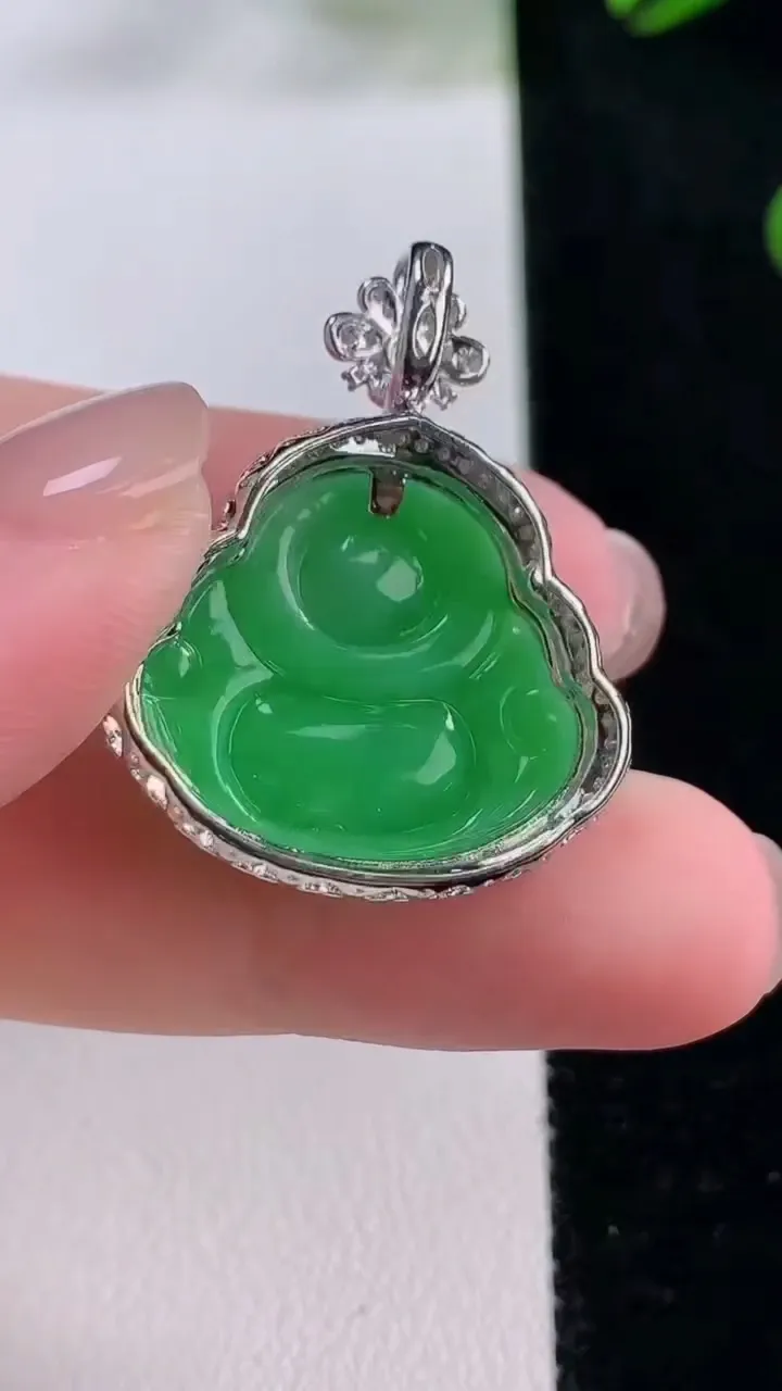 天然A货翡翠佛公吊坠，尺寸30-24.2-9.4，裸石18.5-20.7重量:5.14g
11月24日