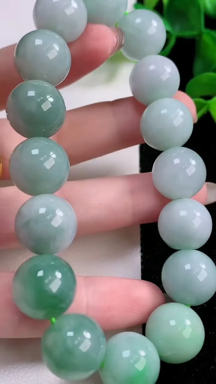 天然A货翡翠飘花圆珠手串，尺寸13.8-16颗，重:75.08g11月24日
工厂直销收藏佳品,种好水足，色泽均匀，有种有色，上手高大气！