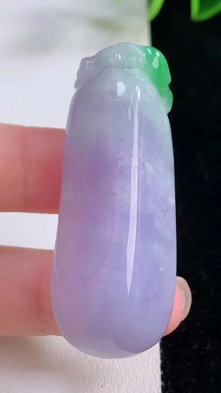 天然A货翡翠春带彩紫罗兰福瓜吊坠，尺寸51-20.3-14.5，重量:27.35g
11月24日