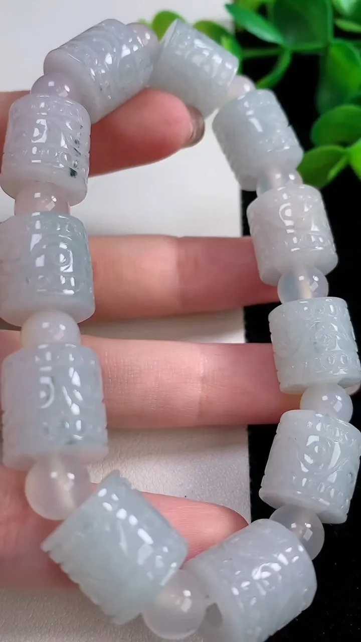 天然A货翡翠飘花路路通手串，尺寸13-13，重:62.37g11月24日
工厂直销收藏佳品,种好水足，色泽均匀，有种有色，上手高大气！