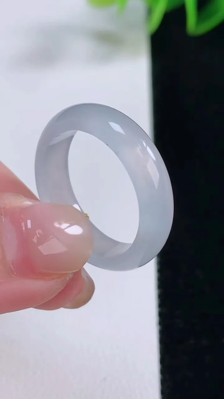 天然A货翡翠指环戒指，尺寸19.7-5.4-2.5，重量:3.67g2025年11月24日
工厂直销收藏佳品,种好水足，色泽均匀，有种有色，上手高大气！