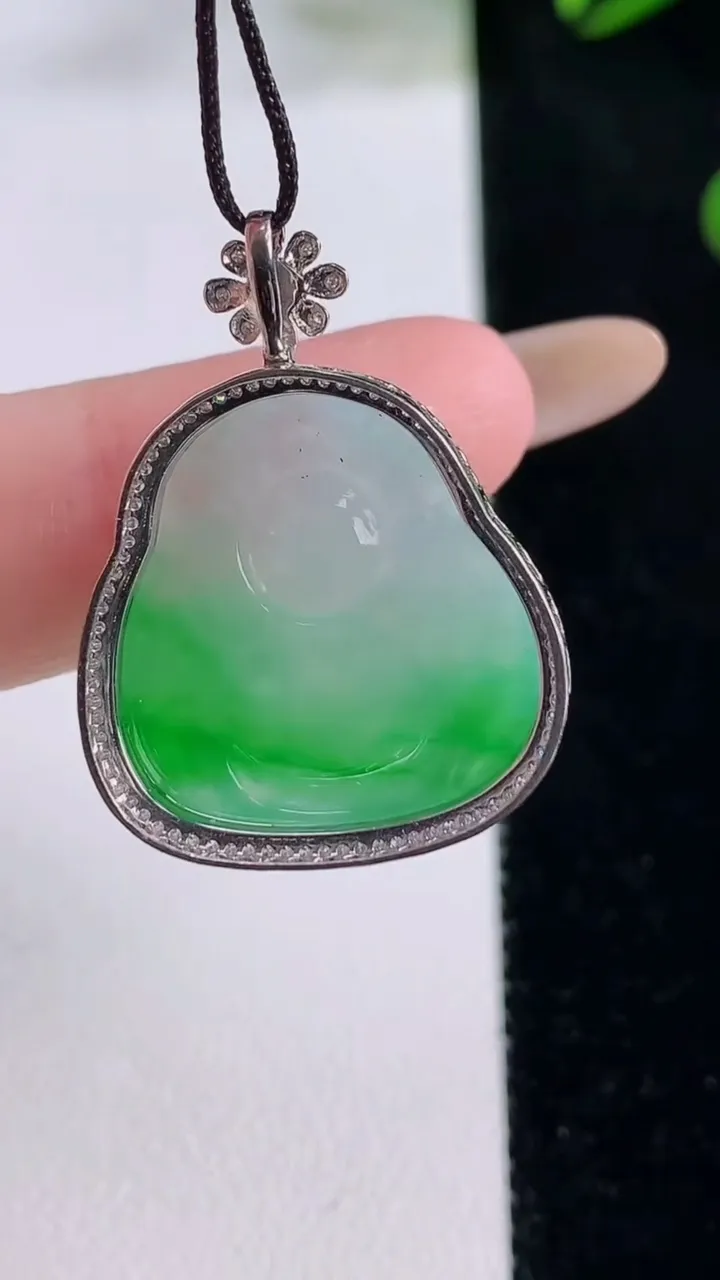 天然A货翡翠财神爷吊坠，尺寸28.5-21.5-8.1，裸石19.5-19重量:4.73g
11月24日