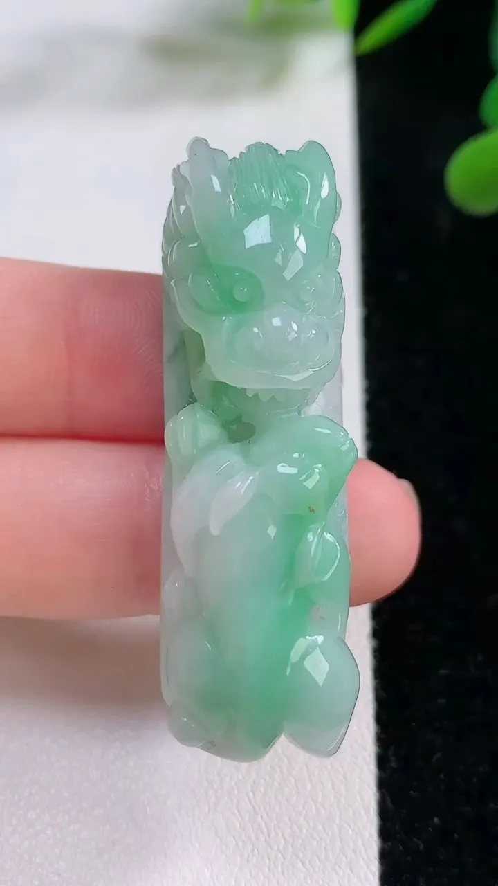 天然A货翡翠貔貅吊坠一对，尺寸48.2-13.6-16.6，重:22.46g
11月24日