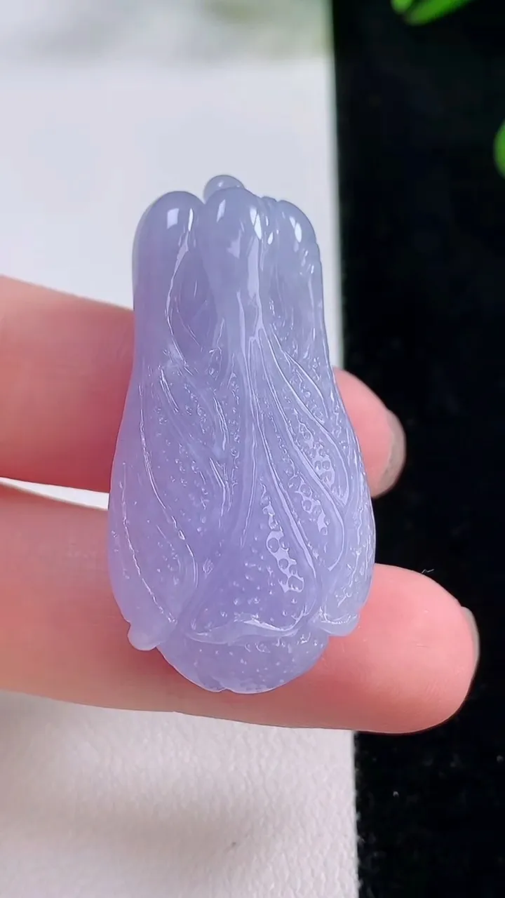 天然A货翡翠紫罗兰白菜吊坠，尺寸39.8-19.8-11，重量:14.85g
11月24日