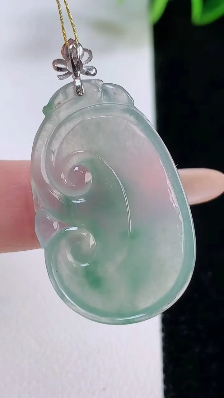 天然A货翡翠如意吊坠，尺寸33.2-20.6-3.9，重量:5.81g
11月24日