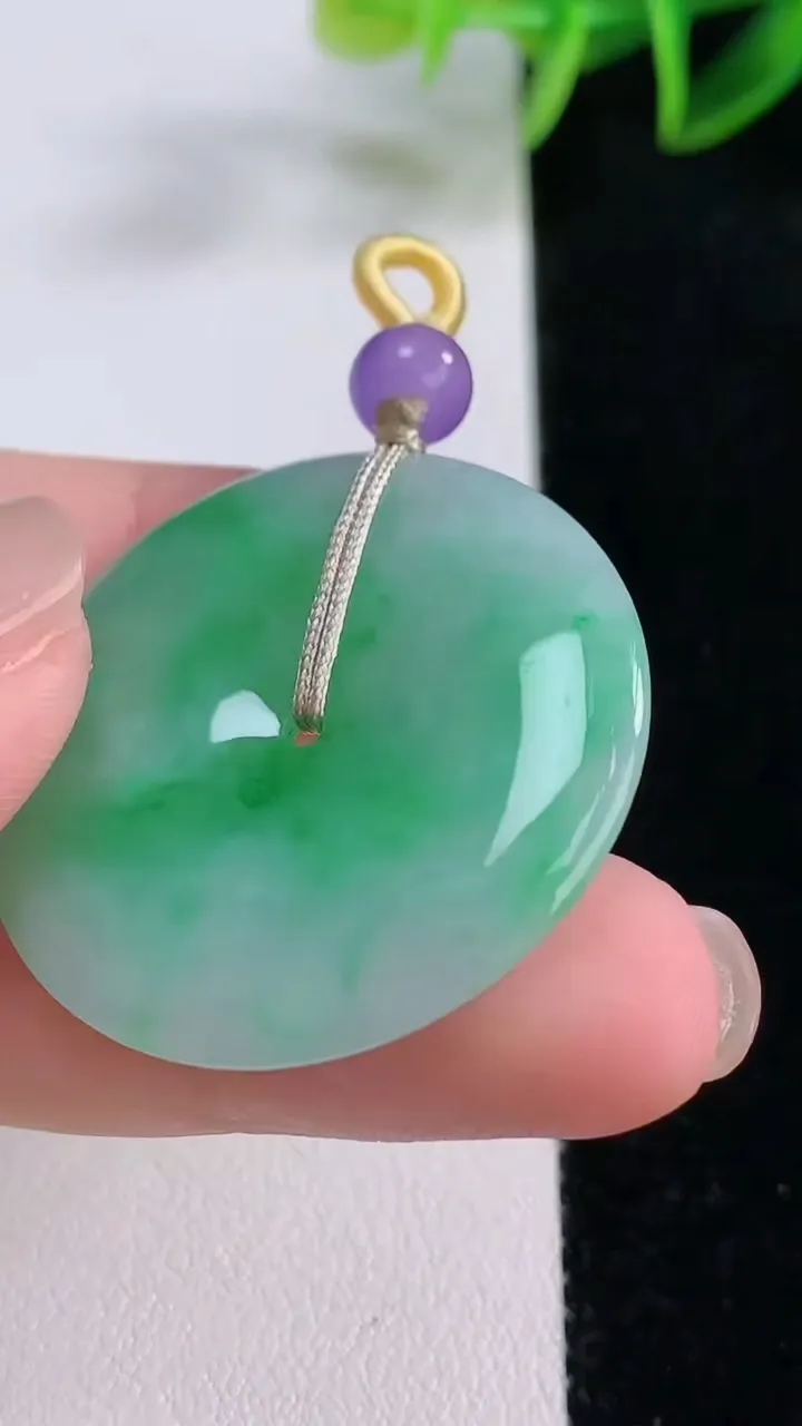 天然A货翡翠平安扣吊坠，尺寸33-4.1，重量:11.07g
11月24日