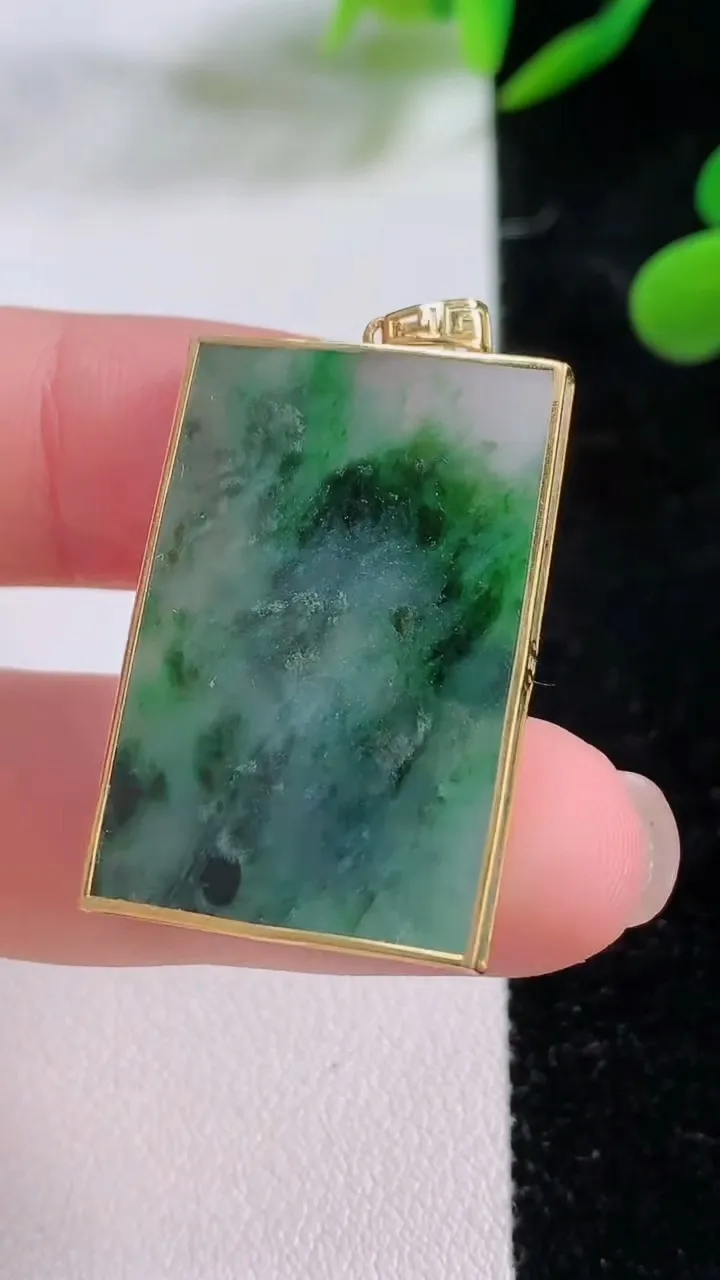 天然A货翡翠无事牌吊坠，尺寸30.3-20.3-3，重:6.18g
11月24日