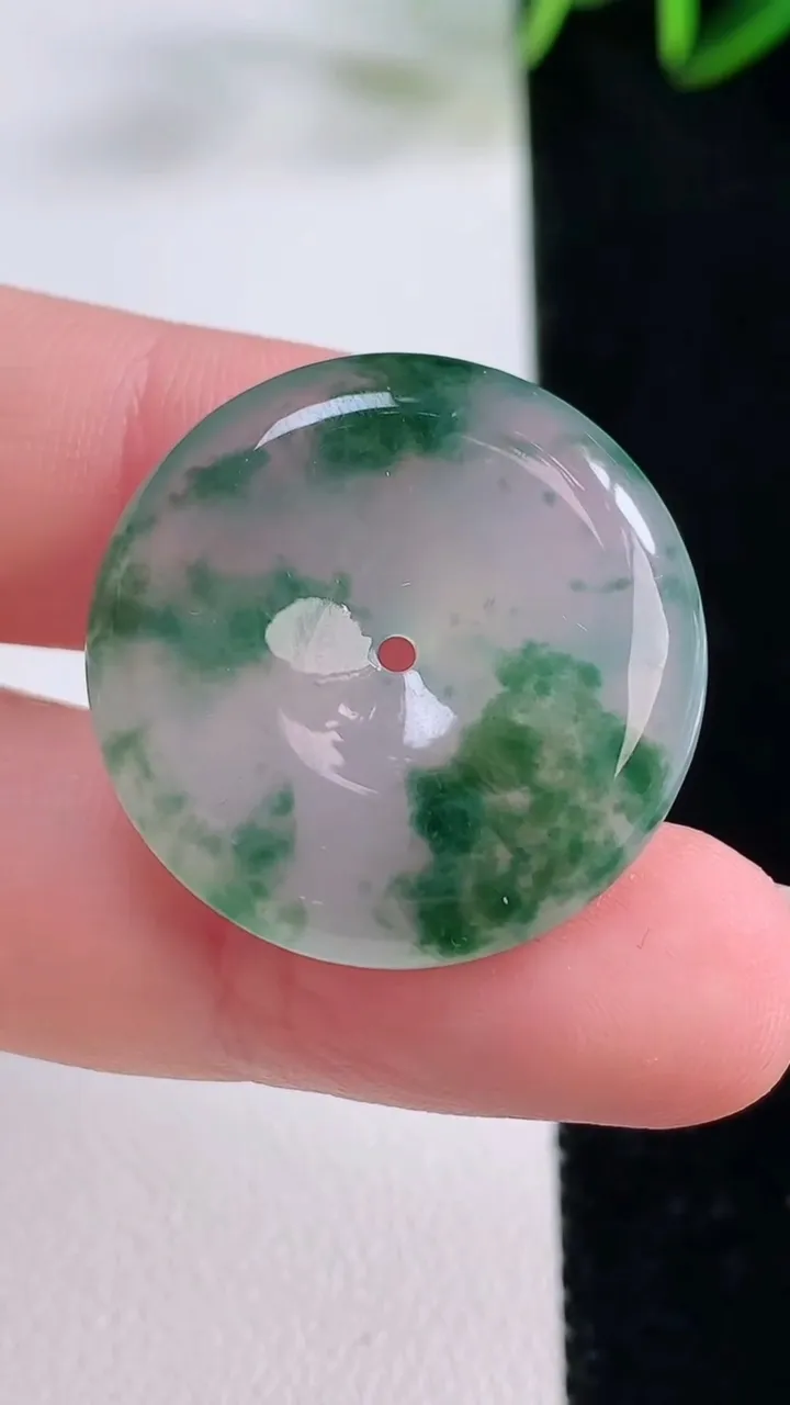 天然A货翡翠冰种飘花平安扣吊坠，尺寸25.4-5.6，重量:8.00g
11月24日