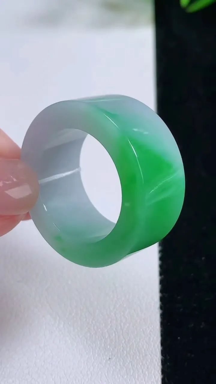 天然A货翡翠指环扳指，尺寸21.6-12.2-4.6，重量:17.48g2025年11月24日
工厂直销收藏佳品,种好水足，色泽均匀，有种有色，上手高大气！