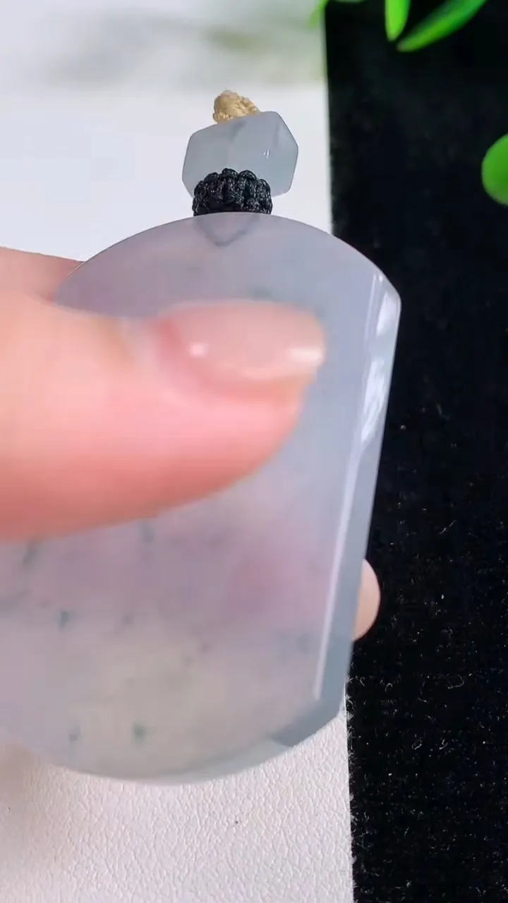 天然A货翡翠种飘花无事牌吊坠，尺寸50.6-36.4-5.4，重量:29.75g
11月24日