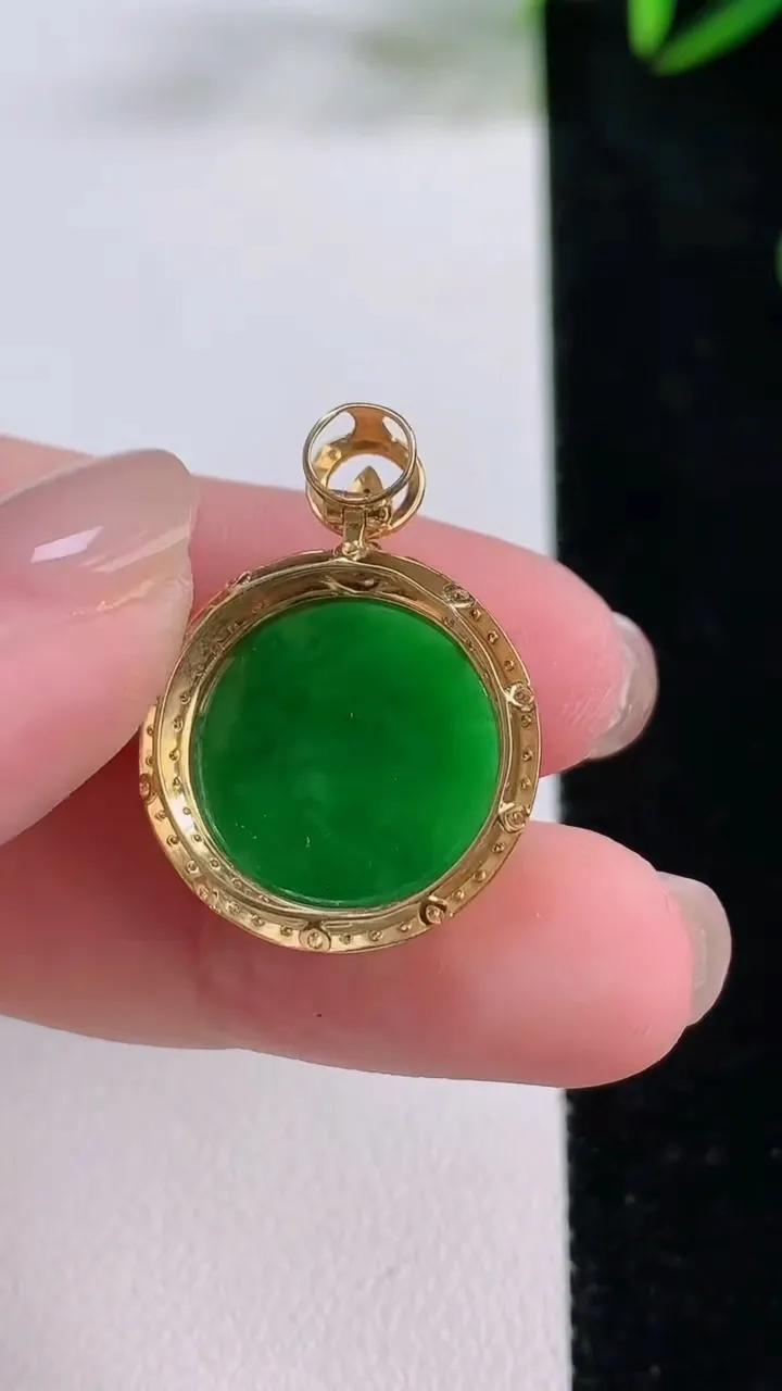 天然A货翡翠无事牌吊坠，尺寸25.7-19.2-7.6，裸石15.3重量:3.70g
11月24日