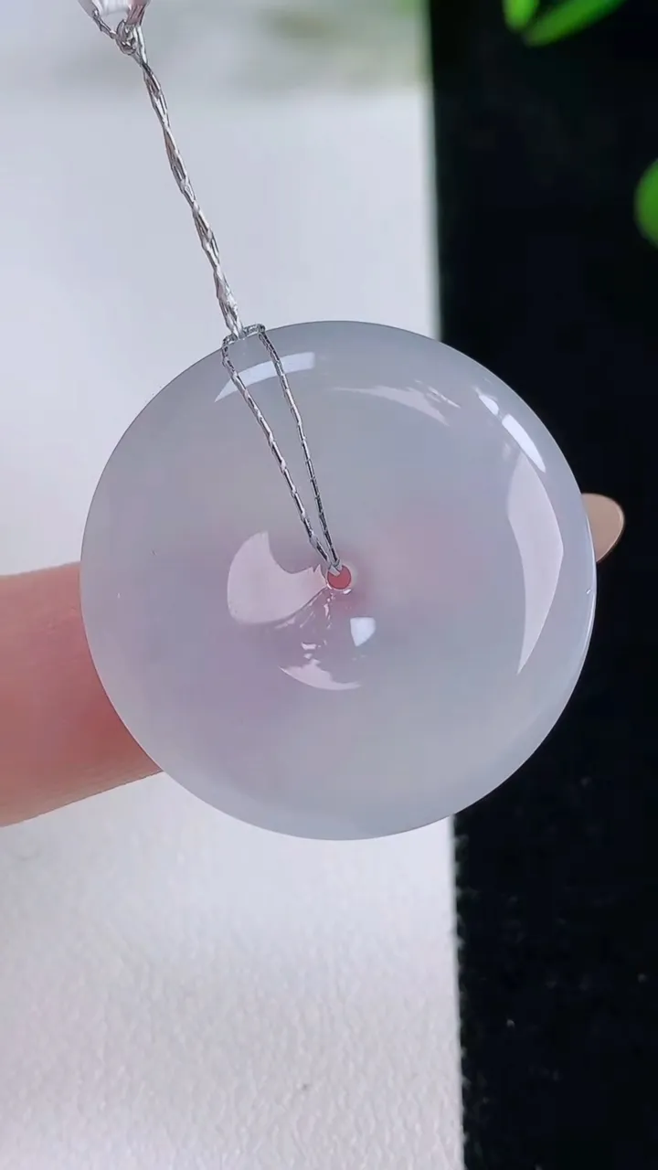 天然A货翡翠种白冰平安扣吊坠，尺寸29-6，重量:11.04g
11月24日