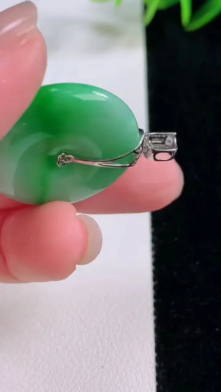 天然A货翡翠平安扣吊坠，尺寸26-6.4，重量:10.19g
11月24日