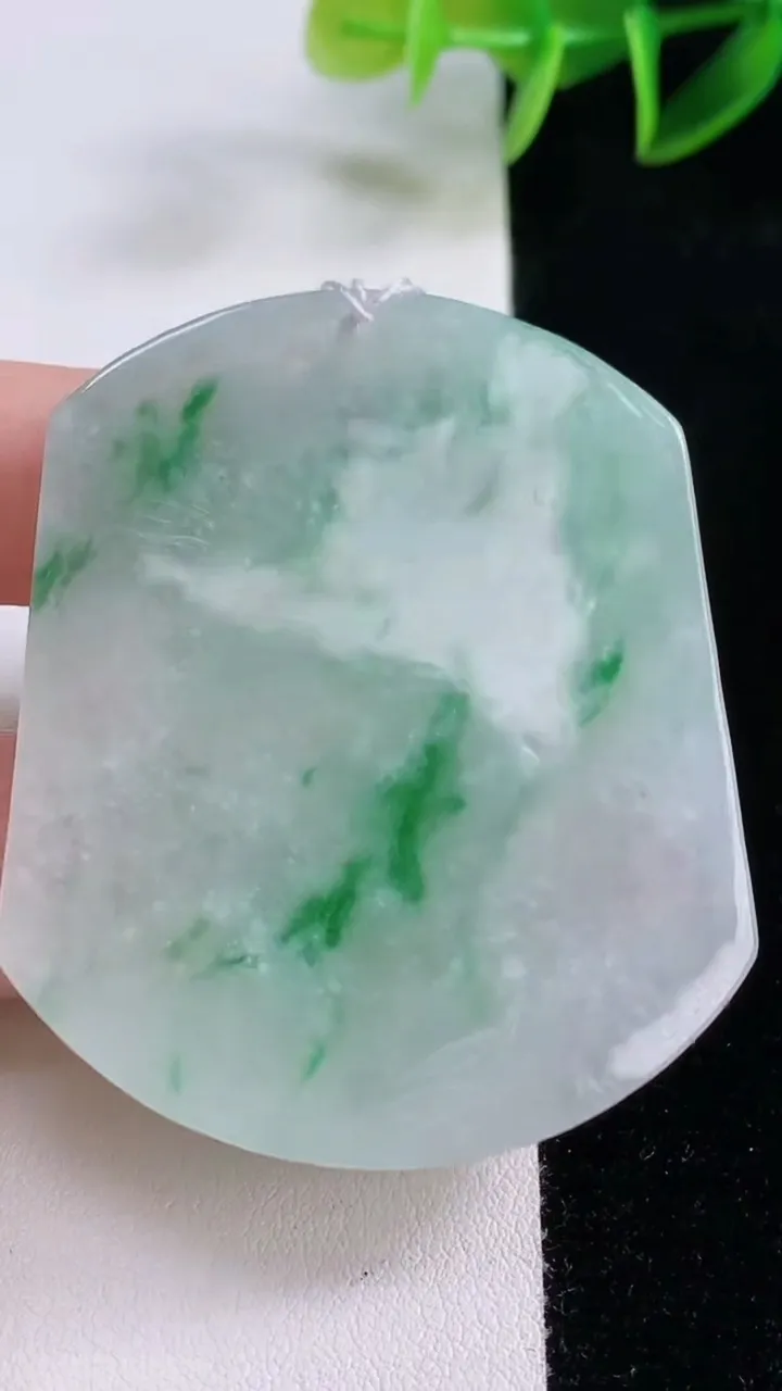 天然A货翡翠生肖鼠吊坠，尺寸53.7-45-5.7，重量:30.45g
11月24日