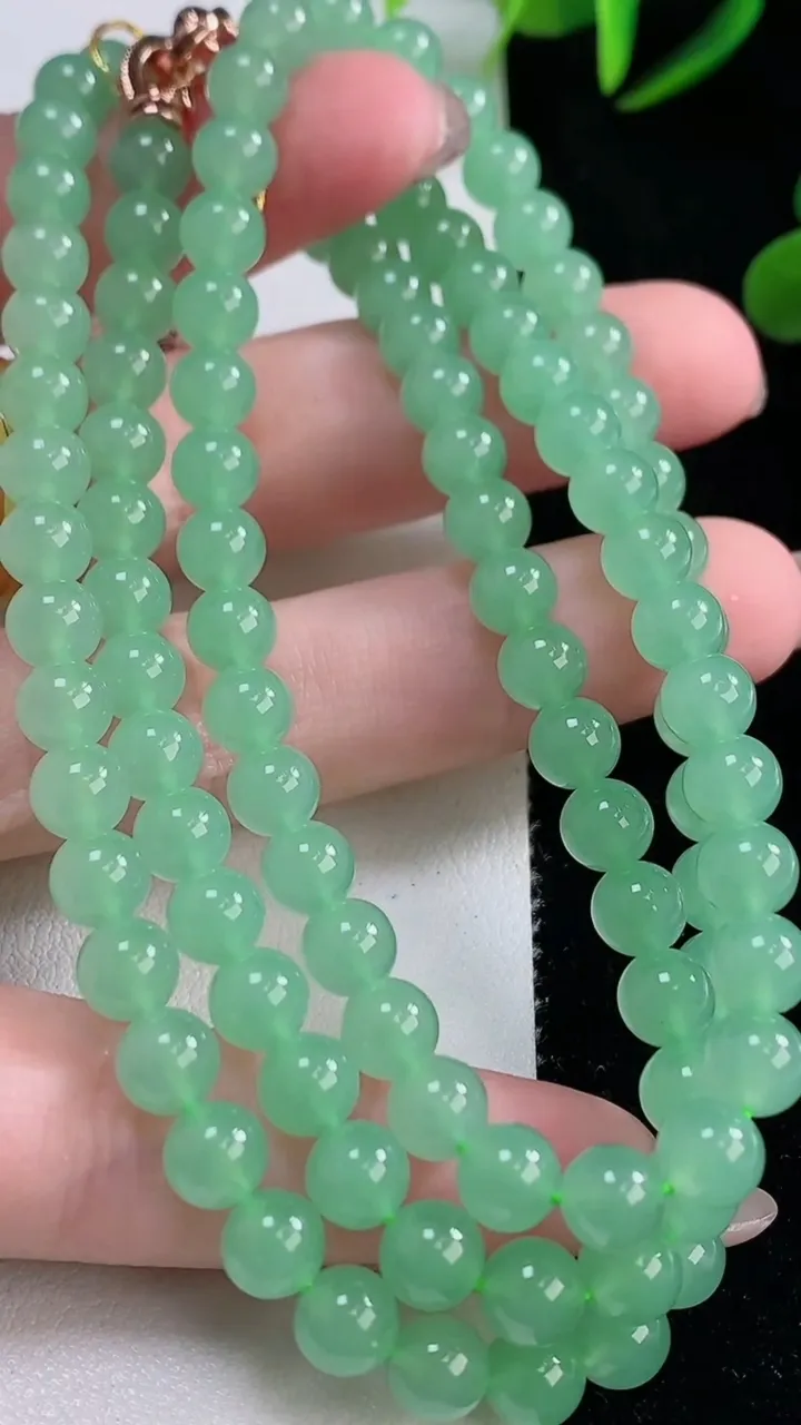 天然A货翡翠圆珠项链，尺寸5.9-108颗，重量:44.31g11月24日
工厂直销收藏佳品,种好水足，色泽均匀，有种有色，上手高大气！