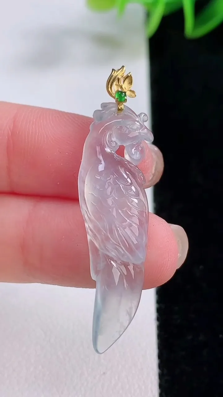 天然A货翡翠种白冰凤凰吊坠，尺寸38.7-10.5-3.8，重量:2.83g
11月24日