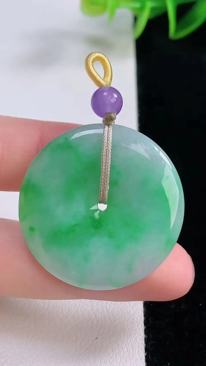 天然A货翡翠平安扣吊坠，尺寸33-4.1，重量:11.07g
11月24日