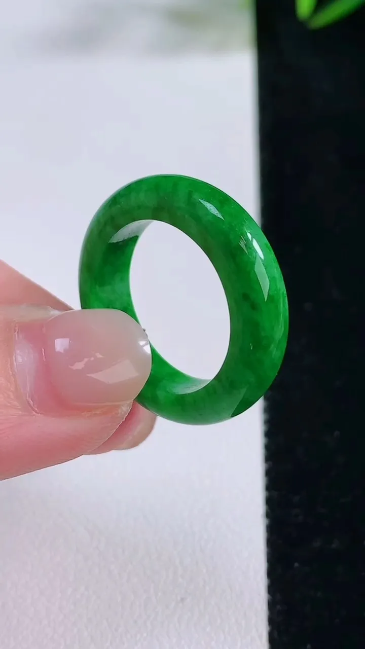 天然A货翡翠指环戒指，尺寸18.4-5.6-3.7，重量:5.10g2025年11月24日
工厂直销收藏佳品,种好水足，色泽均匀，有种有色，上手高大气！