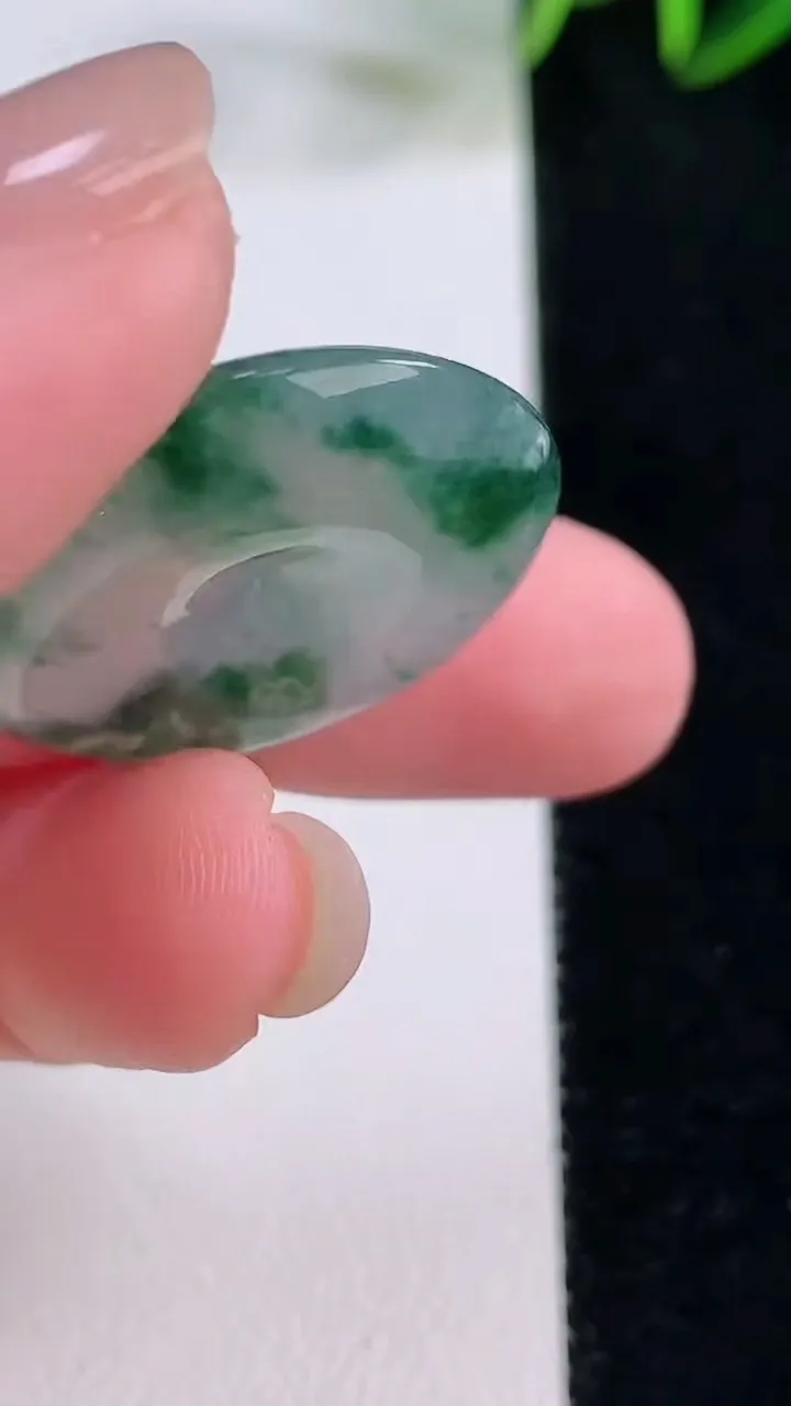 天然A货翡翠冰种飘花平安扣吊坠，尺寸25.4-5.6，重量:8.00g
11月24日