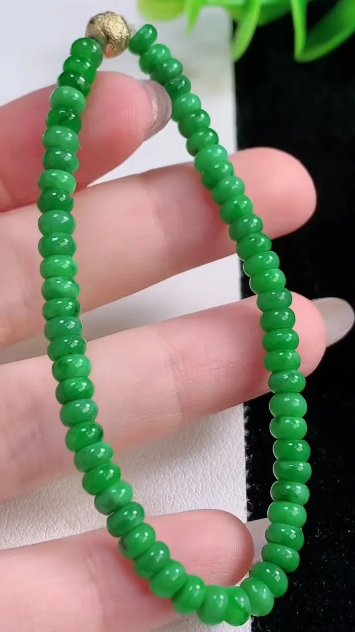 天然A货翡翠算盘珠手串，尺寸4.2-2.2-60颗，重量:7.39g11月24日
工厂直销收藏佳品,