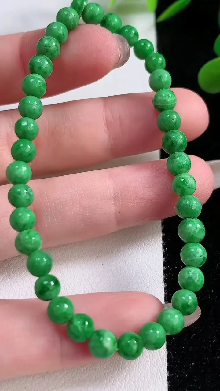 天然A货翡翠圆珠手串，尺寸5.5-34颗，重:7.53g11月24日
工厂直销收藏佳品,种好水足，色