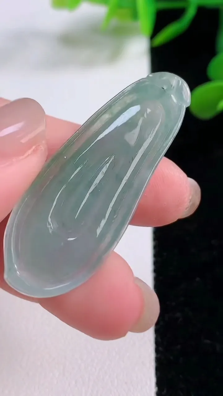 天然A货翡翠福瓜吊坠，尺寸43-17-6.3，重:6.82g
11月24日