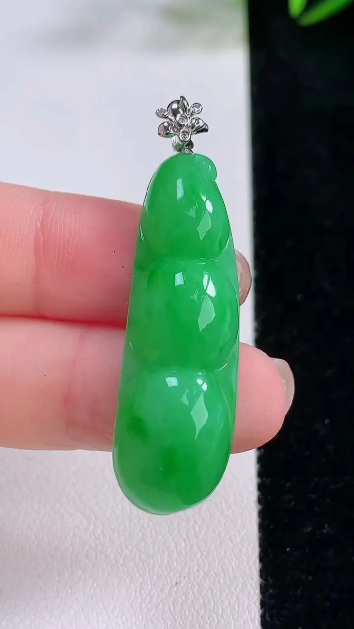 天然A货翡翠福豆吊坠，尺寸39-12.7-8.4，重量:8.18g
11月24日