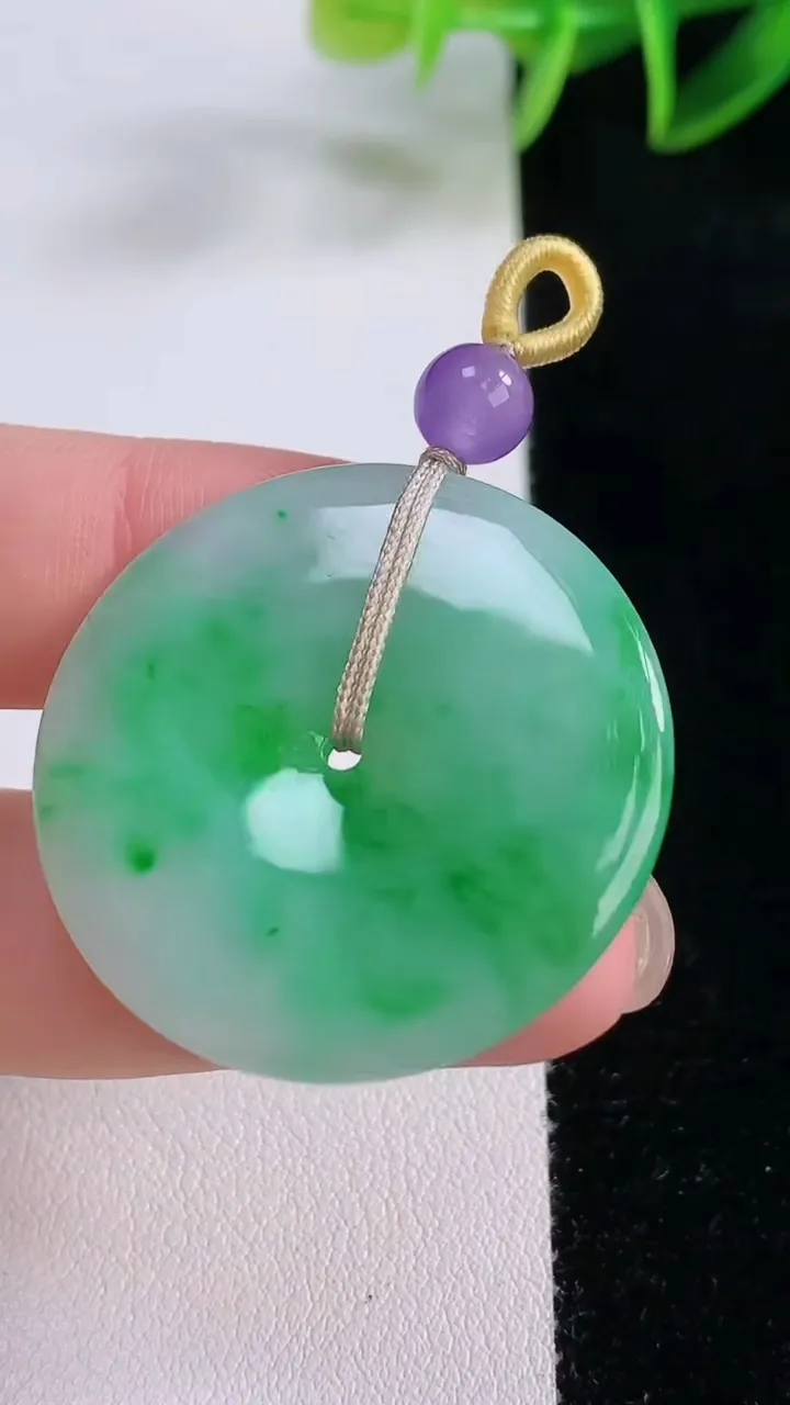 天然A货翡翠平安扣吊坠，尺寸33-4.1，重量:11.07g
11月24日