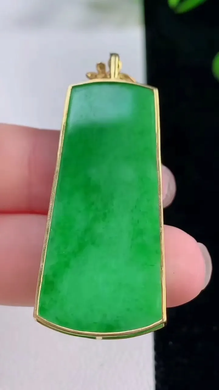 天然A货翡翠无事牌吊坠，尺寸42.3-19.6-2.8，重量:7.65g
11月24日